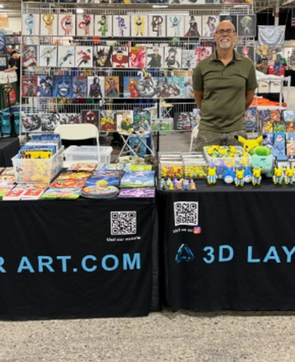 Nic at the 3D Layer Art table at a con
